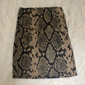 Kjol i stretch - Passar både S/M. Jättestretchig och formar sig längst med kroppen. Från boohoo. Säljer för 60kr. Frakt tillkommer på 24kr🤍 Har inga bilder på.