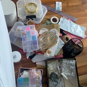 Smyckes material  - Säljer nu ALLT mitt smyckes material då jag inte har kvar något intresse för att göra smycken längre. Det är allt från pärlor till fina kedjor och tänger, rosenkvarts chips med hål i och allt man behöver för att göra alla möjliga smycken. Om du är intresserad skriv då till mig så skickar jag bilder på allt jag säljer💘