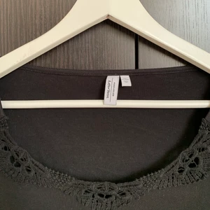 Svart topp från & other Stories  - Svart topp från &other Stories i storlek S med detaljer vid ”kragen”. Bjuder på frakt med frimärken! 💓 