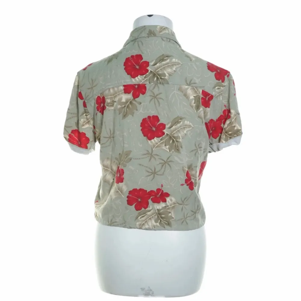 Skitsöt croppad vintage hawaiiskjorta, köpt second hand men i bra skick!. Skjortor.