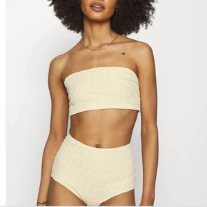 Highwaist Bikini  - Helt ny bikini! ✨Aldrig använd, endast testat (hygienskydd sitter kvar). Jättefin highwaist bikinitrosa i XS och super snygg överdel med avtagbara axelband i S. Sitter jättefin på kroppen.  Tyget har en fin struktur med sitt rutiga mönster som synes på sista bilden. Jag beställde fler storlekar, därför får denna hitta en ny ägare! 🌸