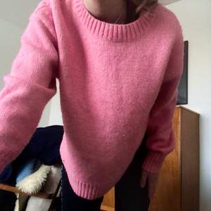 Stickad rosa tröja från H&M. Står XL i men inte ”true to size”, passar snarare en S-M❤️‍🔥