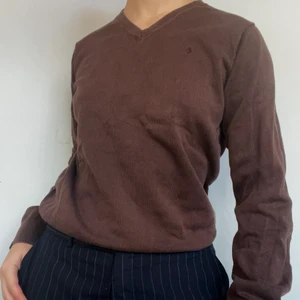 Brun stickad tröja - Den perfekta bruna stickade tröjan! Plagget är i gott skick utan synliga defekter. Färgen visas bäst på bild 1 och 2. Köpare står för 57kr spårbar frakt. Jag är 168,5cm lång och bär vanligtvis S i tröjor. Toppen kan dock även passa xs-m beroende på önskad passform 