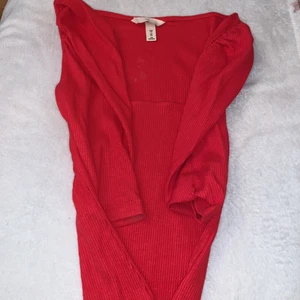 Tröja - H&M - Väldigt fin tröja till våren och sommaren! Fint skick. Frakt tillkommer ❤️