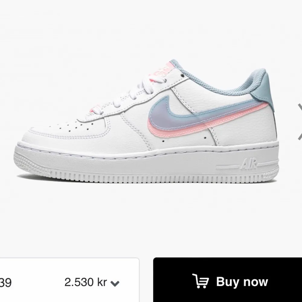 Säljer mina rosa/blåa nike air force! Helt oanvända, endast testade! Boxen följer med 🥰🥰 Fraktar endast! . Skor.