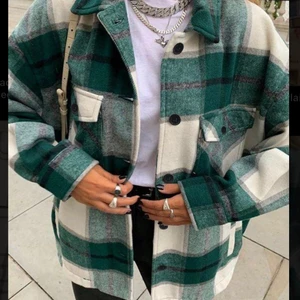 Rutig jacka skjorta Zara - Säljer min fina rutiga jacka/skjorta från Zara. Jättefint skick, kommer inte till användning. Köpt för 549 kr 