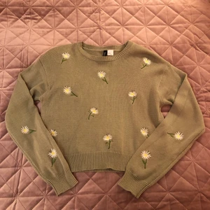 Söt blommig grön swetshirt - Ljusgrön blommig tröja från hm. Bara andvänd en gång så bra skick. Tyvärr inte min stil längre😢. Köpare står för frakt.