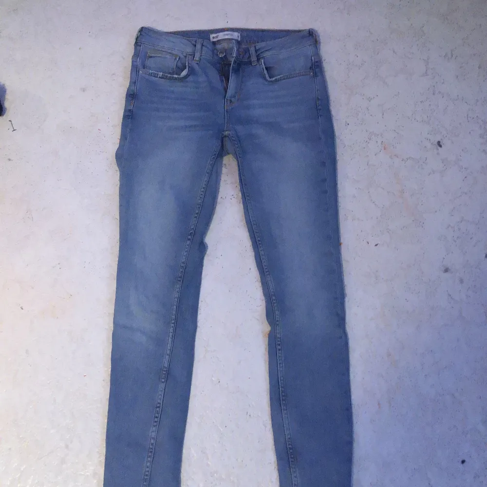Blå jeans från Gina tricot storlek 28 väldigt fina har använt några få gånger! . Jeans & Byxor.