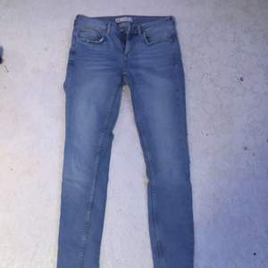Blå jeans från Gina tricot storlek 28 väldigt fina har använt några få gånger! 