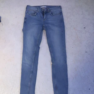 Blå jeans från Gina tricot  - Blå jeans från Gina tricot storlek 28 väldigt fina har använt några få gånger! 