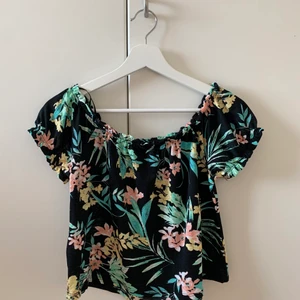 Blus/Tröja - Storlek S, Sitter väldigt skönt. Resår längst upp, går att ha nere längs axlarna eller som en vanlig tröja. Lite kroppad. 