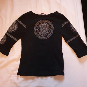 Tröja  - Svart tröja med Mandala mönster i st xs/s sitter tajt och har mycket stretch i sig väldigt bekväm. Jätte fin till blåa jeans!! Säljer för rensar ut garderoben, den är iI mycket gott skick!!