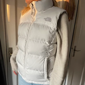 North face väst  - Puffer väst från north face dam M, väldigt bra skick inga defekter. Första som lägger bud lägg på 1050! Högsta bud 1050 om ingen budar vinner den🥰, höj med minst 50 kr 