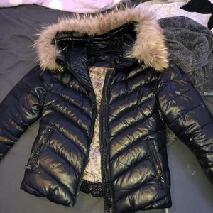 Hollister jacka  - En jätte fin hollister vinter jacka med äkta päls i stolek M men passar även S, säljs då den är lite liten på mig men annars jätte jätte fin och i nyskick 💕