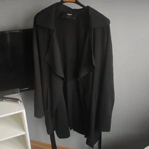 Trenchcoat!! - Säljer en skitsnygg trenchcoat från bikbok som jag köpte 2019. Den är tunn så det är en perfekt vårjacka. Säljer för den blivit för kort för mig. Frakten är spårbar och den skickas till ens brevlåda😊