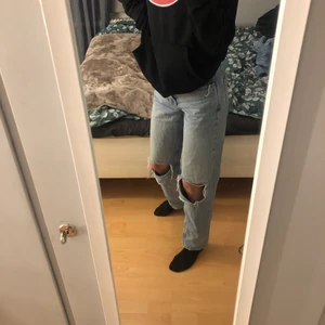 Jeans med hål  - Köpta på ginatricot för 500 kr men jag navönder knappt dom. Storlek 34 och hyfsat långa, jag ör 172 cm lång. Köparen står för frakt 💞