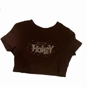 Honey tröja  - Säljer en honey magtröja från shein 🍯 den är i bra skick och säljer eftersom den aldrig blev till användning :)) jag står för frakt! 