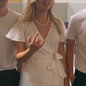 Klänning - Säljer denna mycket gulliga klänning från Nelly. Andvänd ett fåtal gånger, och är i princip i nyskick. Dålig skärpa i bilderna tyvärr.. men kan skicka bättre bilder om det önskas. Perfekt för sommardagar oavsätt tillfället!! 😍