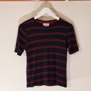 randig tröja - randig tröja från holly&whyte by lindex 💘 använd mycket men fortfarande i bra skick!! passar jättebra till massor av olika stilar och outfits. priset går att diskutera, så kom med egna förslag 😇 om fler skulle vara intresserade så blir det budgivning! 