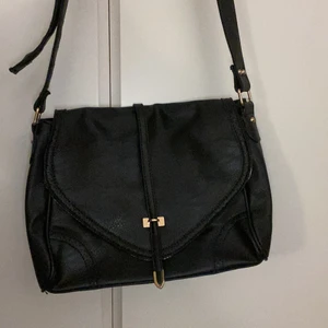 Väska - Snygg läder väska perfekt för skolan, får lätt plats med dator böcker och en vattenflaska om man vill. Köparen står för frakten annars kan jag mötas upp i Lund. 