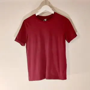 vinröd tröja från pieces - storlek xs-m endast använd 1 gång så fortfarande i nyskick !!
