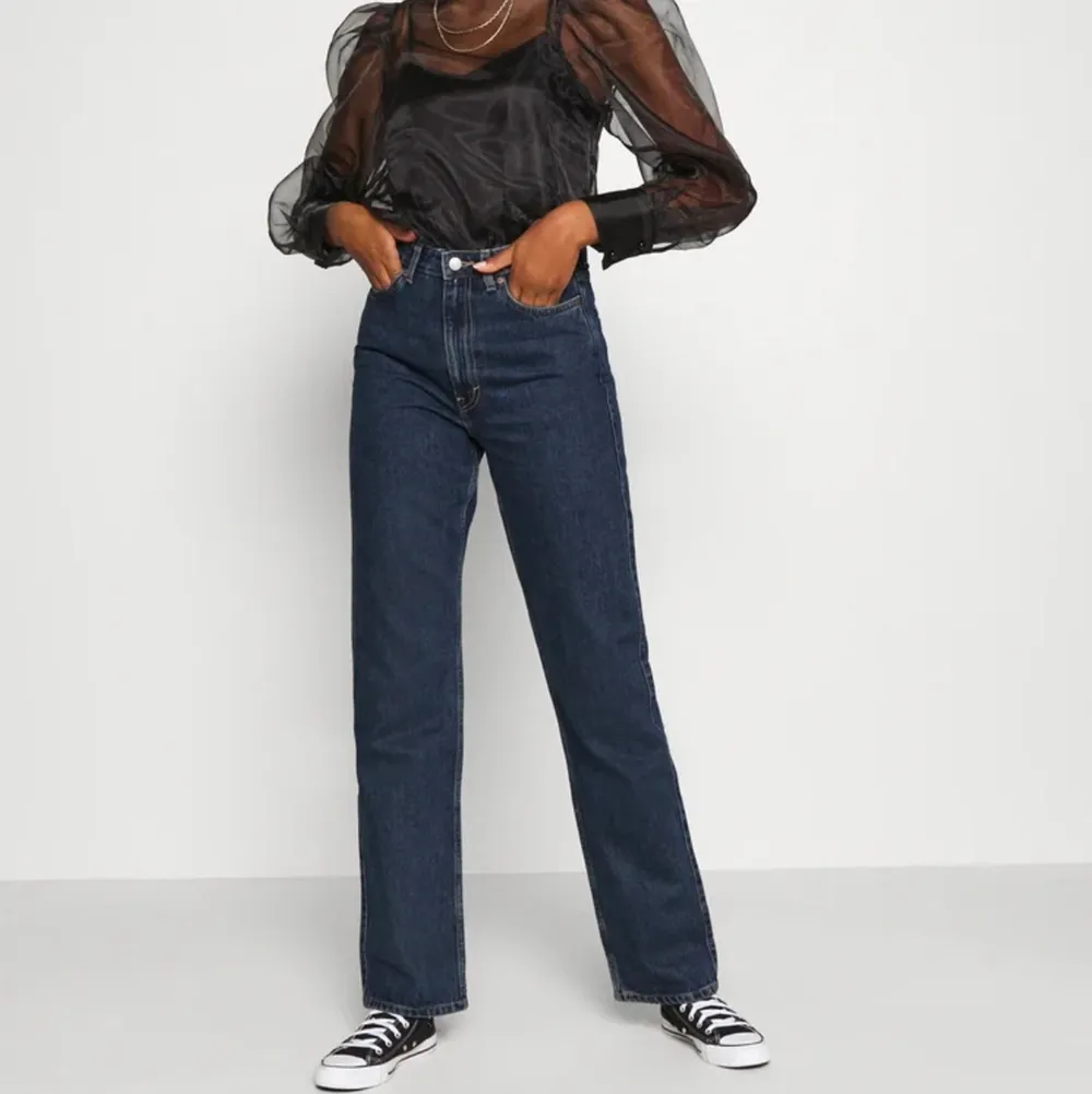Säljer dessa fina jeans från Weekday i mörkblått, i den populära modellen Rowe. Använda en gång, så i bra skick. Storlek 30/30. Nypris 500 kr . Jeans & Byxor.