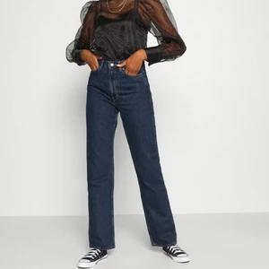 Weekday jeans rowe - Säljer dessa fina jeans från Weekday i mörkblått, i den populära modellen Rowe. Använda en gång, så i bra skick. Storlek 30/30. Nypris 500 kr 