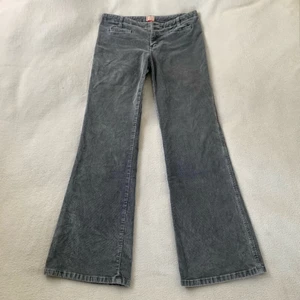 Manchesterbyxor - Lågmidjade utsvängda gråa manchesterbyxor från Tilt! Står stl 7 vilket är typ som en S. Jag är 173 cm och innerbenslängden är ca 76 cm och midjemåttet ca 80 cm! 🤍 BUDA PRIVAT, bud: 225 + frakt