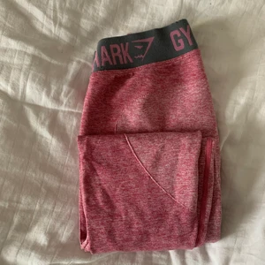 Gymshark  - Gymshark träningsbyxor, storlek S men små i storlek så skulle nog säga xs, stretchiga 🤍 mer korall rosa i färgen 