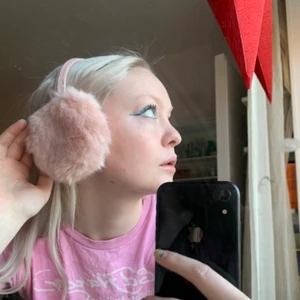 Öronmuffar  - Fina ljusrosa öronmuffar till vintern:) aldrig använda utanför hemmet:) 