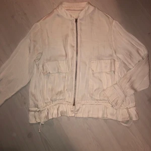 Jacka/blus - Vit/beige jacka/blus beroende på hur man vill ha den. Från H&M. Storlek 36.