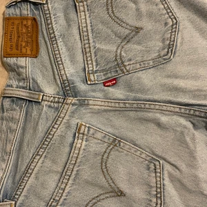 Levis jeans  - Hej säljer dessa super snygga Levis jeansen pågrund av att dom är på gränsen för förkorta❤️stolek 23❤️ är på gränsen till förkorta på mig som är 163 cm❤️säljer även tre till par Levis jeans! Så gå in och kolla på min profil ❤️ ny pris på 1300kr❤️ Mvh Anna❤️
