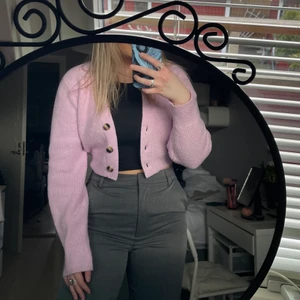 Rosa stickad kofta  - Så fin rosa kofta från H&M som är använd några få gånger! 