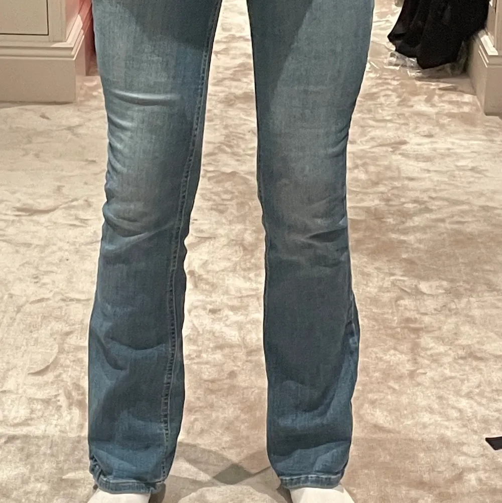 Säljer dessa så snygga bootcut jeans som tyvärr har blivit för små för mig. . Jeans & Byxor.