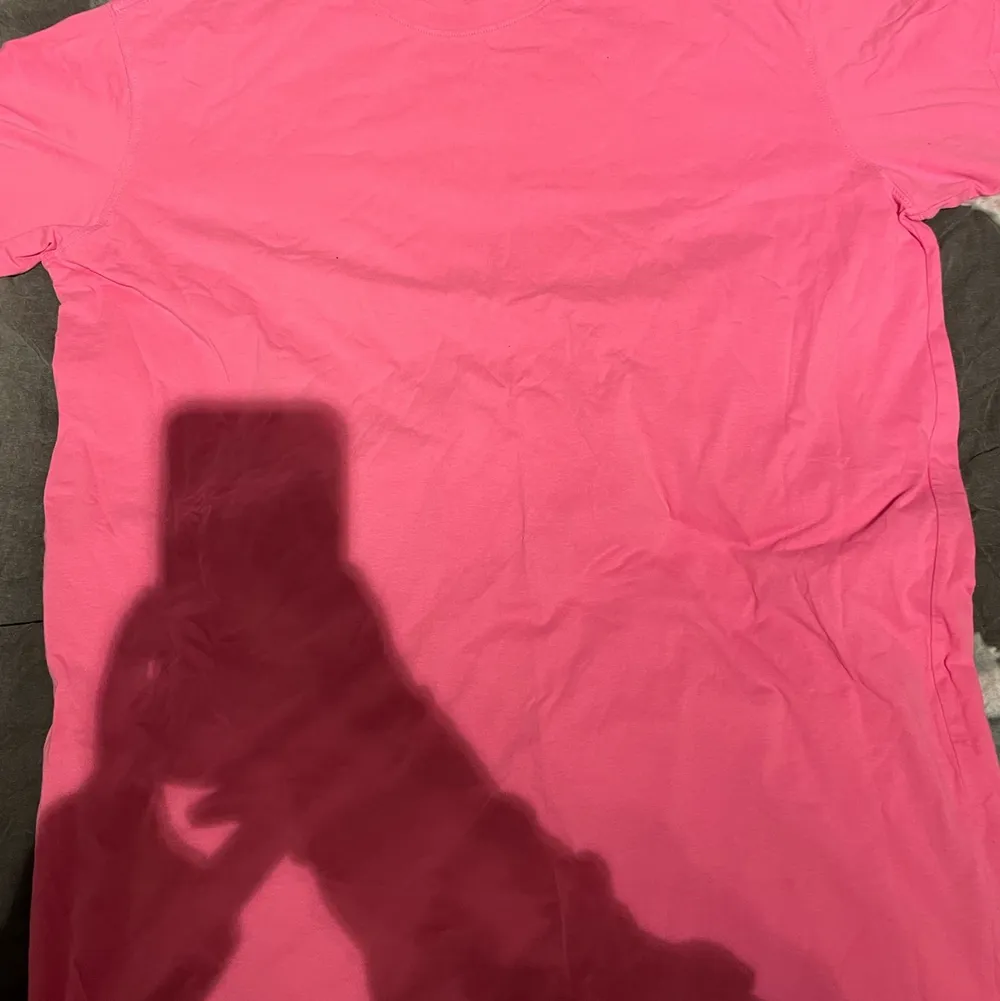 En rosa t-shirt klänning i XL, använd några gånger men ändå i bra skick. . Klänningar.