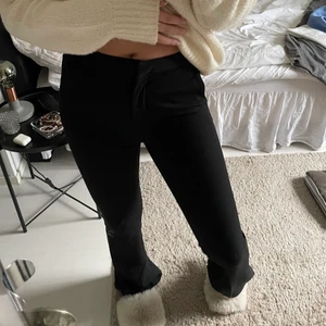 Zara kostymbyxor  - Säljer mina FAVORIT kostymbyxor då dom tyvärr blivit lite för små och tajta för min smak. Långa!! Jätte sköna byxor som faller och sitter snyggt. Storlek S, finns längre inte och köpa, från Zara ❤️‍🔥