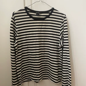 Randig tröja från monki - Randig tröja från monki, sparsamt använd.