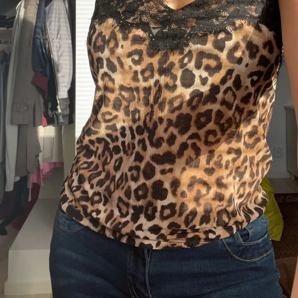 Leopard linne med spets från ZARA i storlek S. Jättefint till fest eller vardags med ett par jeans. . Toppar.