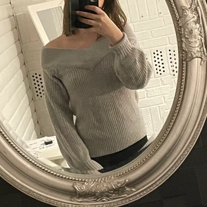 Stickad tröja  - Snygg urringning, skön 