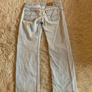 vintage levis jeans - de perfekta baggy jeansen från levis! lågmidjade och raka i fin ljus tvätt. avklippta längst ner! kan skicka mer bilder om man vill ha! passar en xs-m beroende på hur man vill ha de.