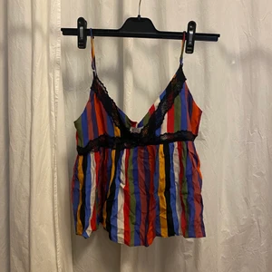 Zara topp - Säljer denna söta Sommartopp ifrån zara ! Den är i storlek m :) först till kvarn 