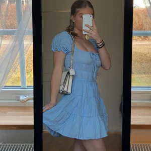 Ljusblå klänning  - Jättefin ljusblå sommarklänning💙 kan även användas som kjol med en tröja över! Aldrig använd då den är lite liten:( leverans kan diskuteras