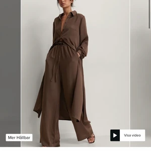 PALAZZO pants  - Byxorna är i ett härligt material som är glansigt. Supersnygga men har inte kommit till användning riktigt hos mig, sparsamt använda. Bilderna är lånade och skickar gärna bild i chatten om det önskas. Betalning sker via Swish. Nypris 399 kr😊