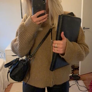 Kofta från nakd - Super fin stickad kofta från nakd. Lite nopprig men absolut inget man tänker på