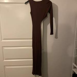 Brun klänning från asos, aldrig använd. Köpt för 249kr. Köparen står för frakten.