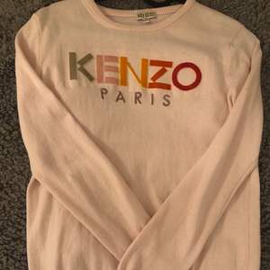 Jag säljer denna kenzo tröja som jag köpte 2018 eftersom den inte längre passar. Tröjan är i storlek 10A/140 (barnstorlek) och köptes på NK barnavdelning för 2000 kr. Nypris 800 kr+ frakt 💓