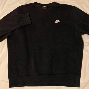 Nike sweatshirt  - En Nike sweatshirt med liten logga i storlek M. Pris kan diskuteras, buda!