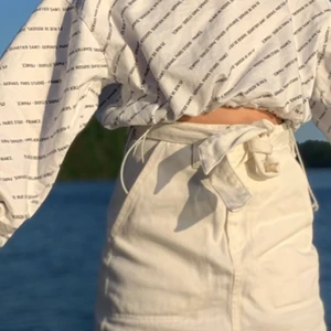 Jeans kjol - Säljer en jättefin jeanskjol ifrån bikbok, jättefint skick och inga defekter. Köpt för 400, kom privat för frågor❤️ kan diskutera priset