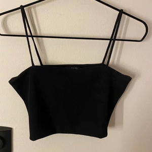 Svart linne från monki - Superfint linne från monki i storlek M, liten i storleken då den sitter bra på mig som i vanliga fall är S/XS ☺️ använd ett fåtal gånger och har en likadan i vit också!!