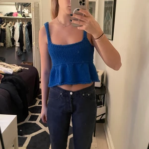 Zara topp - Riktigt gullig och populär topp från zara i en så härlig blå färg💙💙